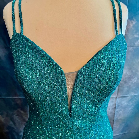 City Triangles NWOT Emerald Green V-Neck Formal Gown. Size 11 - Picture 3 of 10